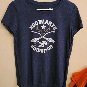 T-shirt. Harry Potter Hogwarts Quidditch. Ladies Fitted XL. Slit up sides. EUC.